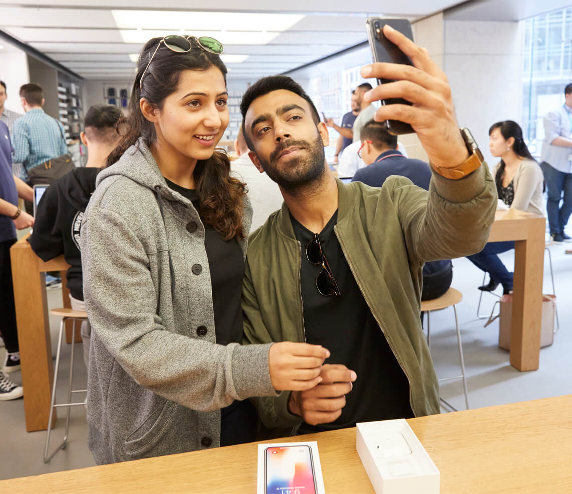 iPhoneXでツーショットを撮影している写真