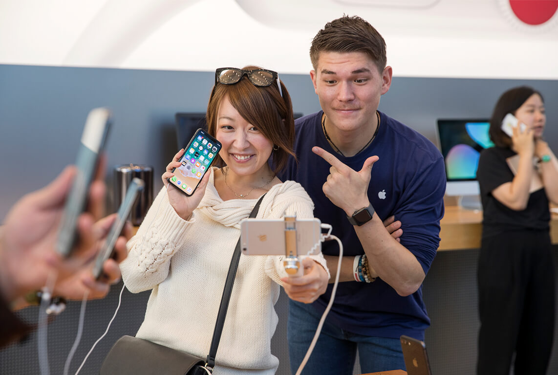 iPhoneXを手にする女性の写真