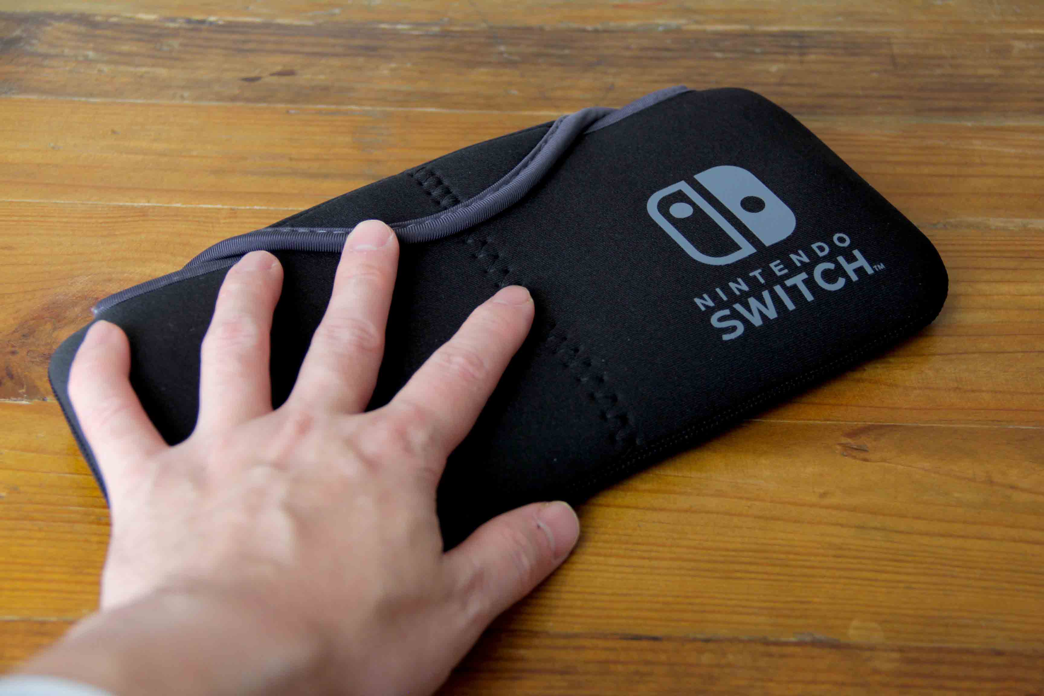 Nintendo switchと専用ケースポーチ|QUICK POUCHの全体写真